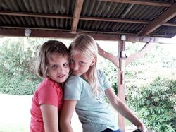 Dup15q Ella gekuerzt Ella und Schwester privat